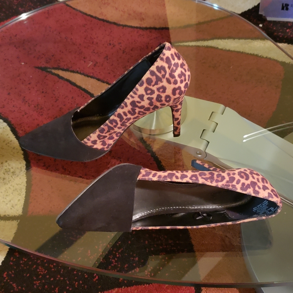 NWOT Leopard/Black Pumps